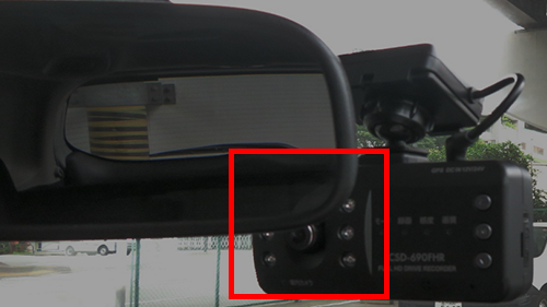 右手上部に取り付けが困難な場合は、ルームミラーの裏側に取り付けます